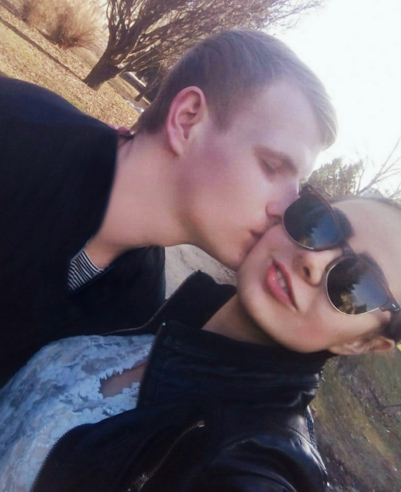 парень шепчет на ушко