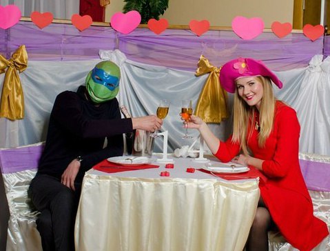 в тематических костюмах за столиком